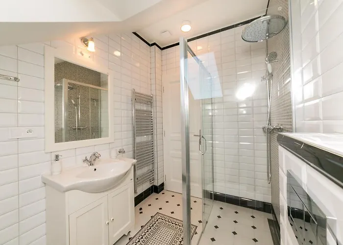 New 4 - Self Check In, Free Parking *